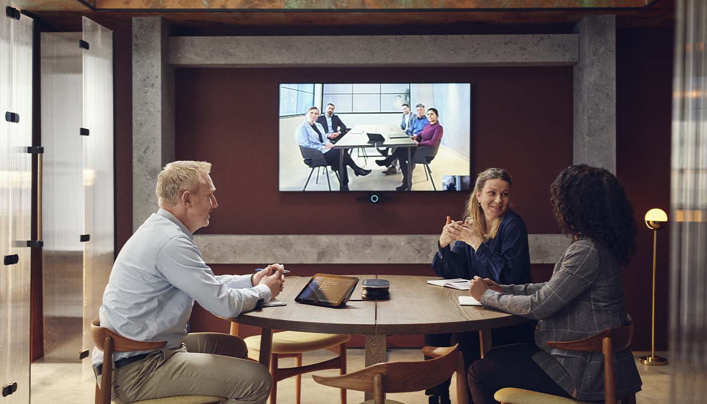 epos-meeting-room-solution-in-use-during-meeting epos-meeting-room-solution-in-use-during-meeting